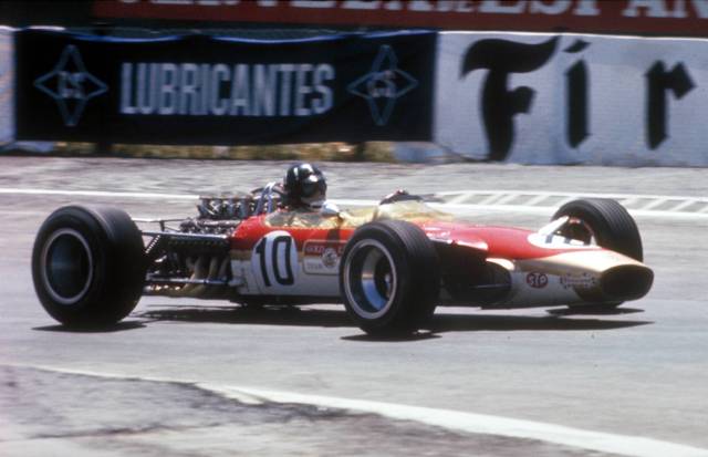 Грехем Хілл прямує до перемоги на ГП Іспанії-1968. Того року титул Чемпіона Світу також дістанеться британцеві. Фото © Ford Motor Company.